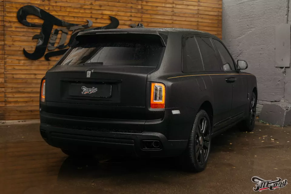 Защитили Rolls-Royce Cullinan матовым полиуретаном, выполнили антихром, окрасили диски в черный глянец и выполнили фирменный шиномонтаж на стендах Hunter
